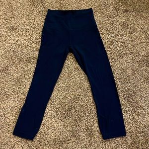 EUC- Lululemon Navy Blue crops size 4 Inseam 19”